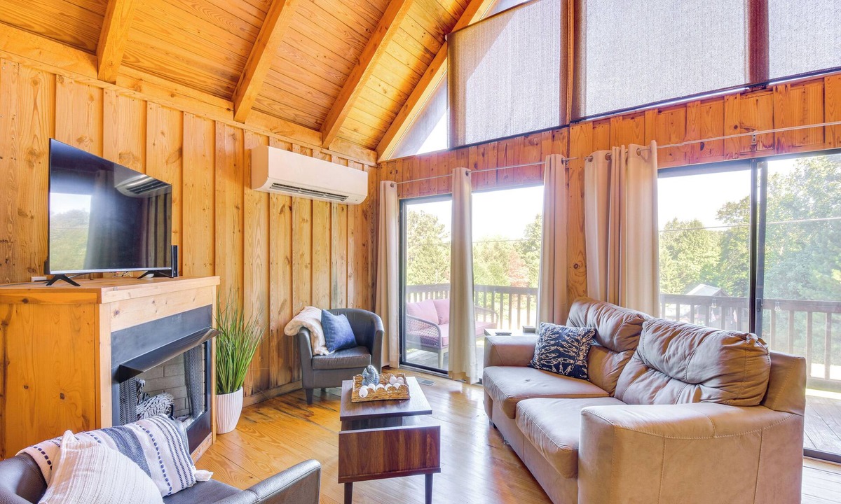 Six Mile Cabin | Lake Keowee Retreat: Idyllic Six Mile Cabin!
