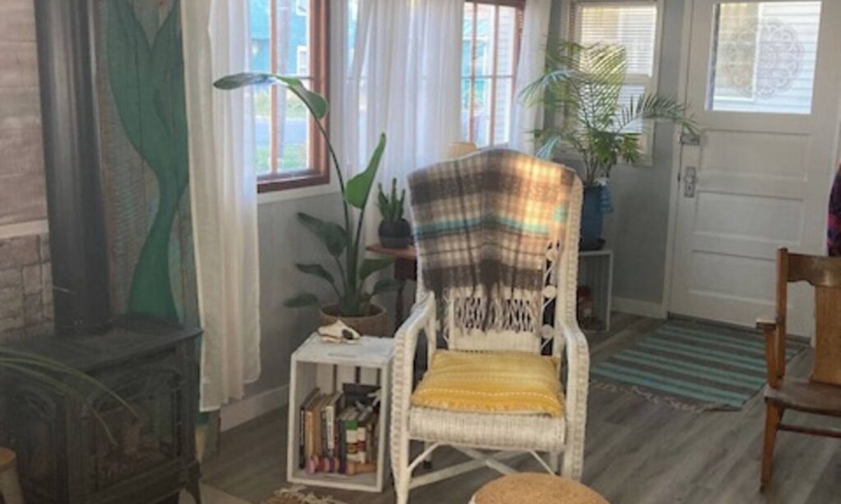 Lakeview Cottage | Lake Life for Two -Walk to Marina + Close to Beach