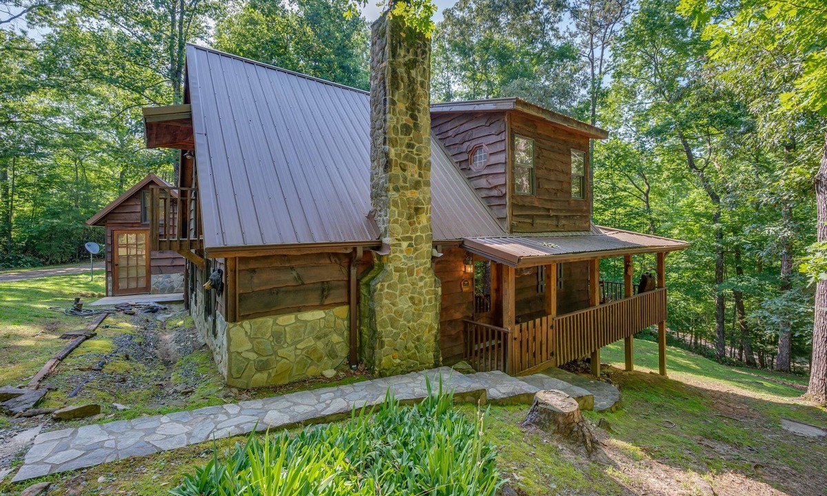 Lake Lure Cabin | Lake Lure-Beach/lakes/river/ Mountains/Private log home,kayaks, tubing,pet,canoe