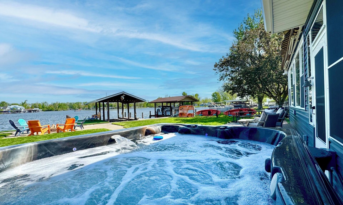Russells Point Cabin | Lake + Waterfront + Dock + HotTub + Kayaks + Walking distance to Woody's