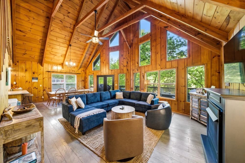 Flat Hollow Marina Cabin | Lakefront Cabin with Hot-tub and Dock in Tennessee
