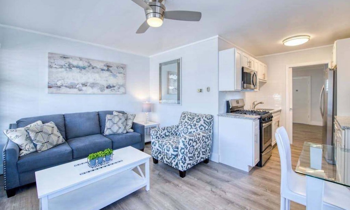 Flat Rock Condo | Lakefront corner condo with canoes, resort pool, tennis & firepit - dogs welcome
