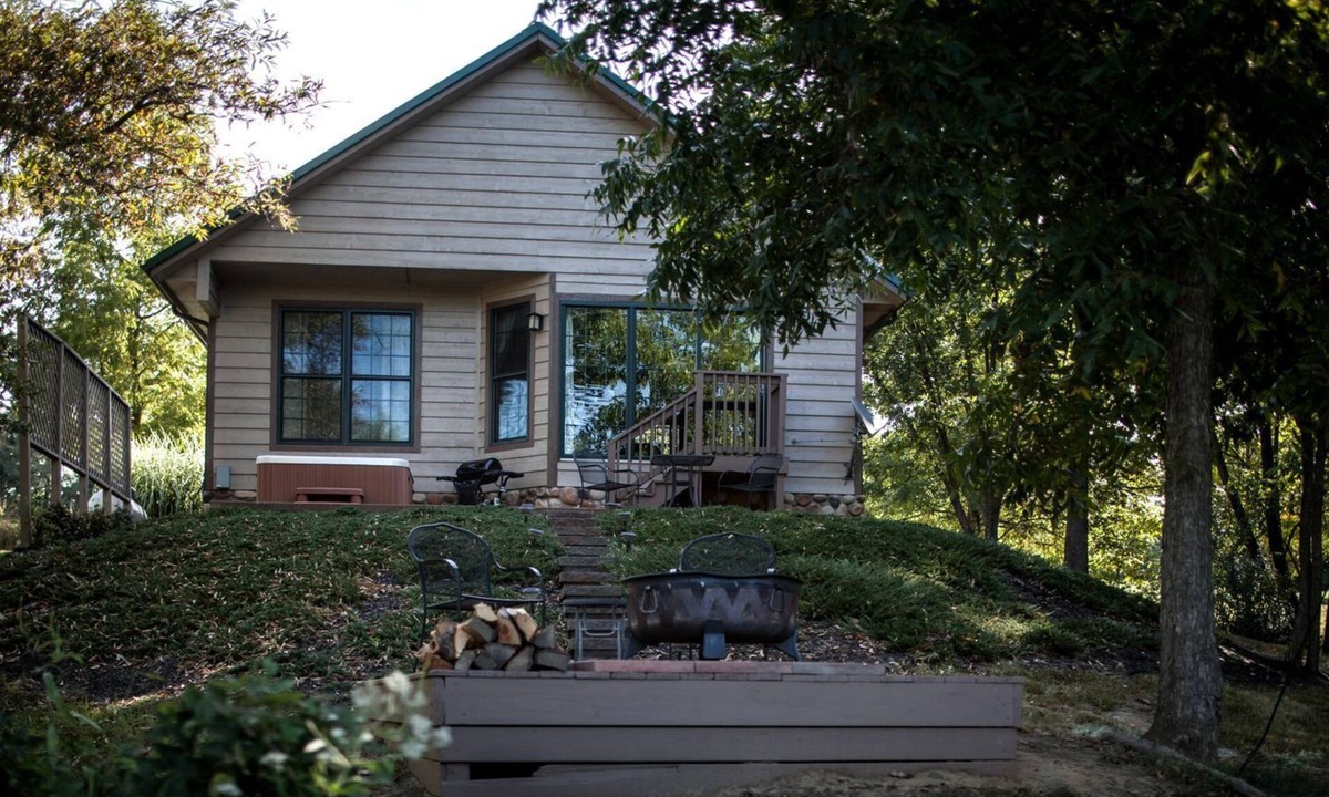 Carbondale House | Lakefront Cozy Cabin with Hot-tub in Carbondale, Illinois