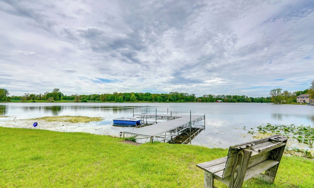 Athens House | Lakefront Getaway w/Fire Pit in Akron