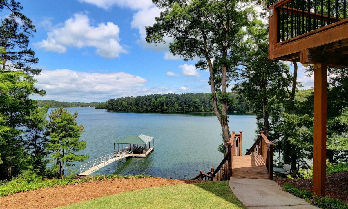 Acworth House | Lakefront Home on Allatoona · Private Dock · 7 Mi to LakePoint Sports · Sleeps 9