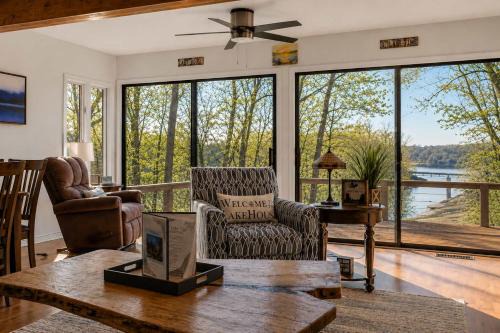 Se Ree House | Lakefront Home Serene Views & Deck Near Mammoth Cave