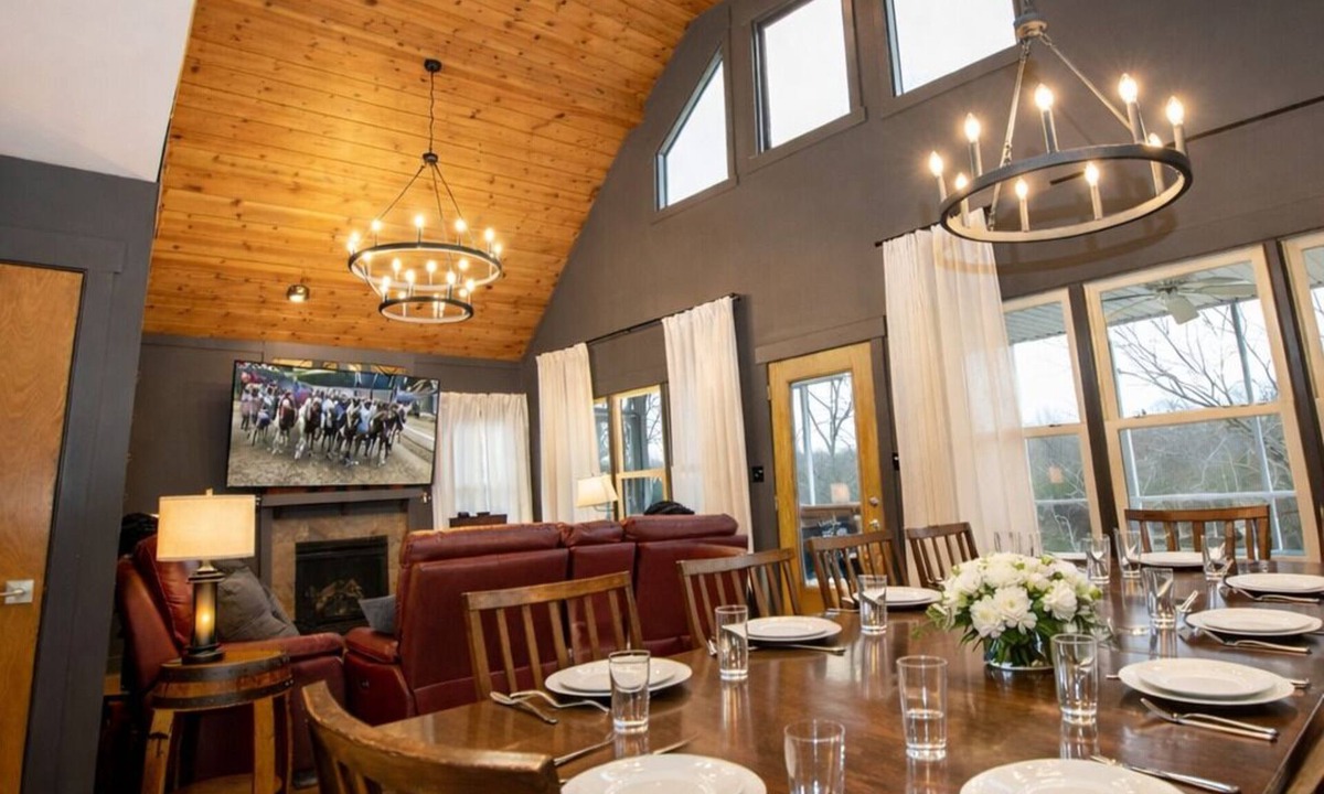 Shelbyville House | Lakefront, Minutes to distilleries, Hot Tub, Fishing, Game Room