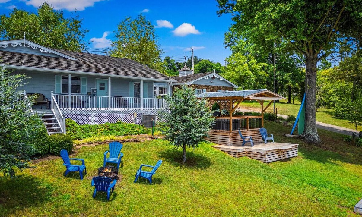 Dandridge House | Lakefront Oasis- Steps to Water- Private Boat Ramp