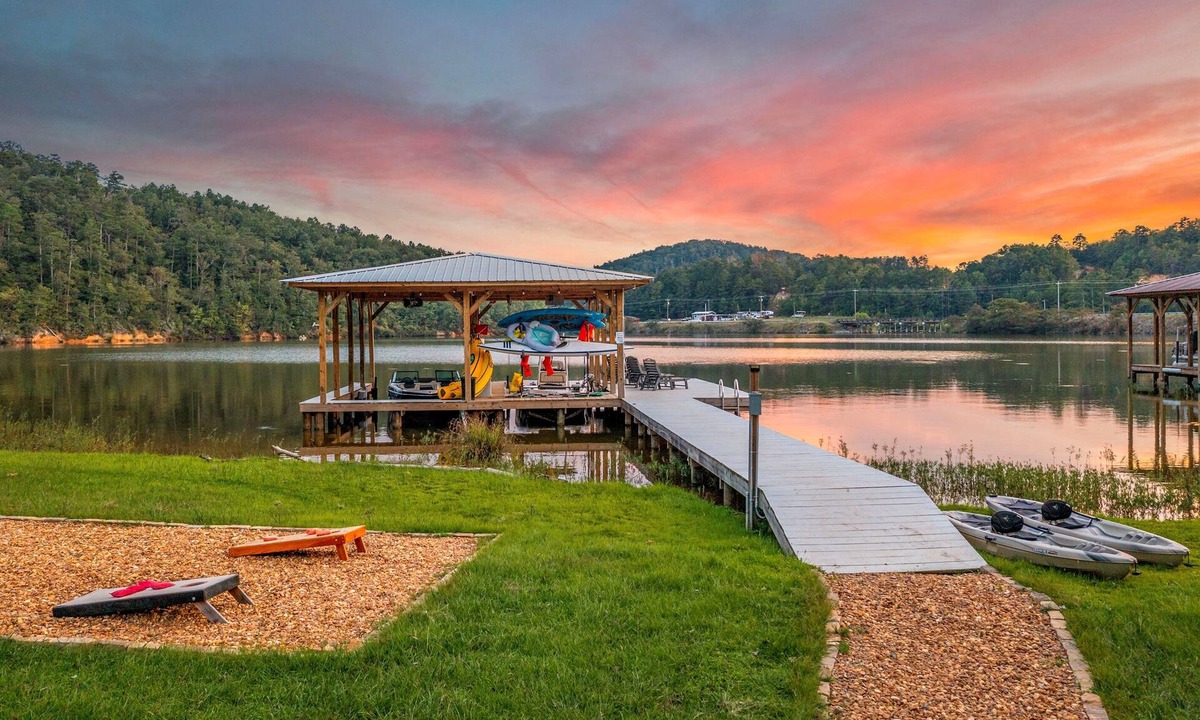 Leesburg House | Lakefront|Sauna|Hot Tub|Fire Pit|Kayaks and more!