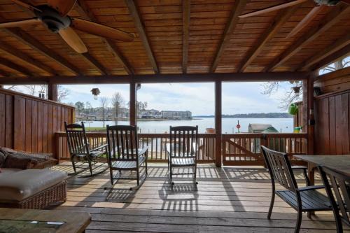Dadeville Villa | Lakefront Stillwaters Villa w/Deck & Private Dock