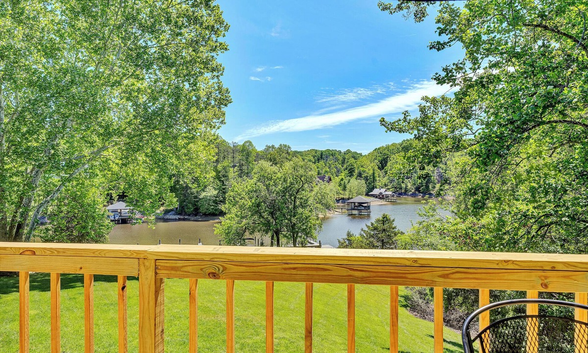 Goodview House | Lakefront Townhome w/Boat Slip, Kayaks & Pool