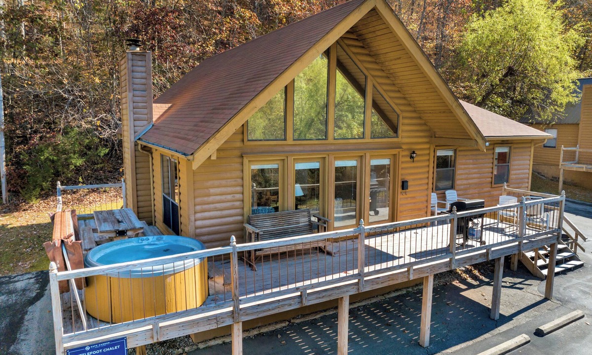 Byrdstown Cabin | Lakeside 3 bedroom chalet with hot tub at Safe Harbor Eagle Cove