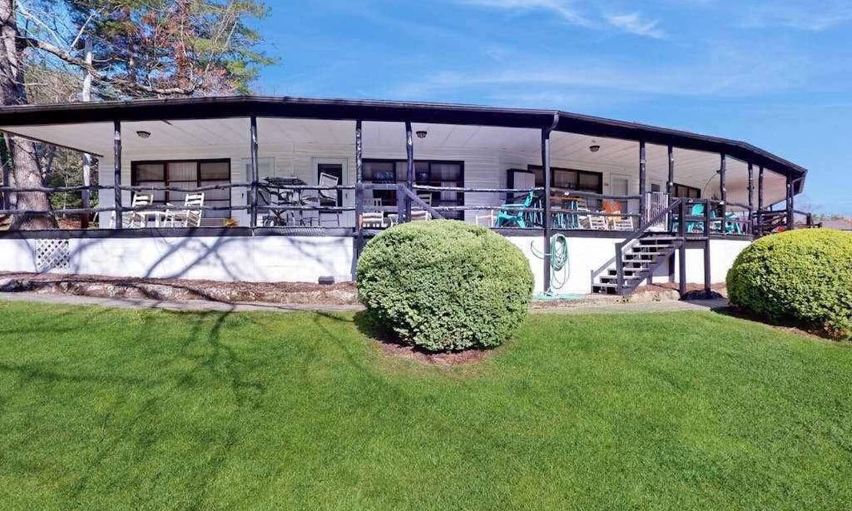 Flat Rock Condo | Lakeside condo, dog-friendly, AC, large porch, shared amenities, beach access, pool, tennis
