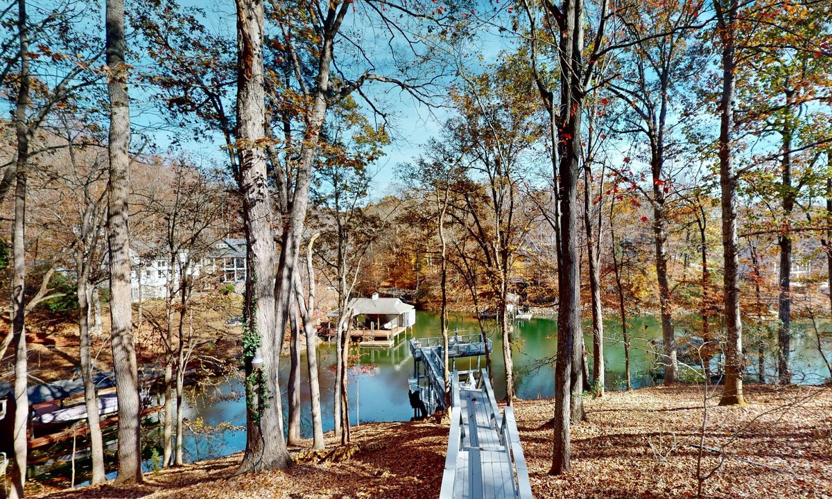 High Point House | Lakeside Park - Spacious pet friendly house w/hot tub, kayaks, air hockey, deck & patio