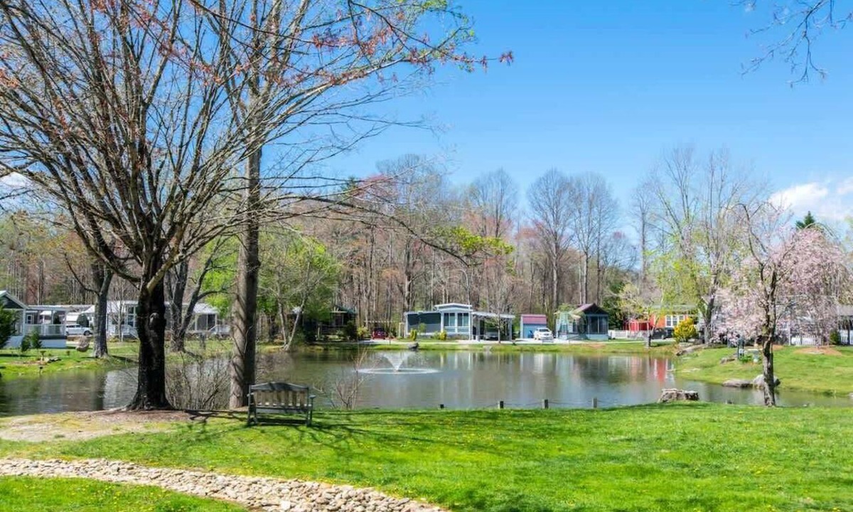 Upward House | Lakeview 2BR Tiny Home near Trails, Pool + Bocce + Free Tickets