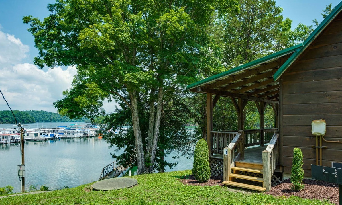 Allons Cabin | Lakeview Cabin at Marina on Dale Hollow Lake near Standing Stone State Park