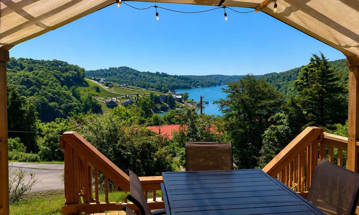 La Follette House | Lakeview GEM with boat slip 3 bedrooms sleeps10|private slip