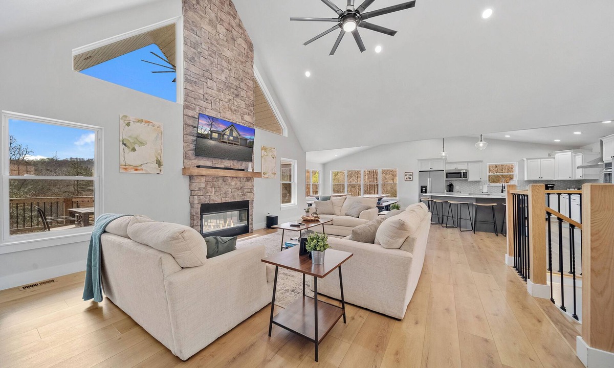 La Follette House | Lakeview Home/Private Boat Dock/Hot tub/Golf Cart/Gameroom/Stunning Fall Views