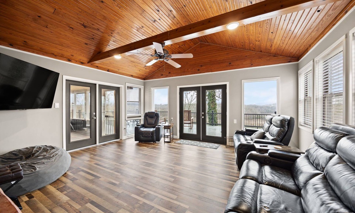 Bronston House | Lakeview Lodge Sleeps 14 Game Room Fire Pit