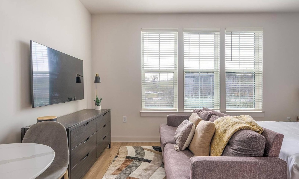 Downtown Knoxville Apartment | Landing | Amazing Studio, Gym, Pool