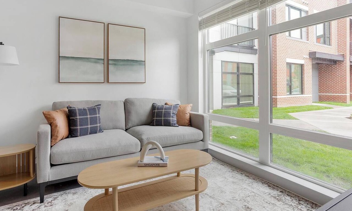 Richmond Apartment | Landing | Incredible Studio, Pool, Gym