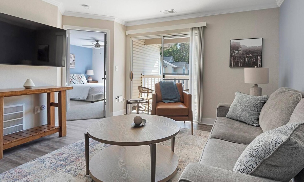 Eureka Apartment | Landing | Spectacular 2BD, Pool, Clubhouse