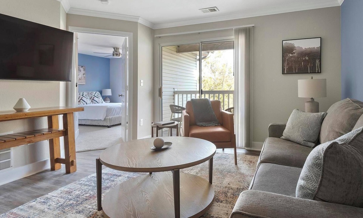 Eureka Apartment | Landing | Spectacular 2BD, Gym, Clubhouse