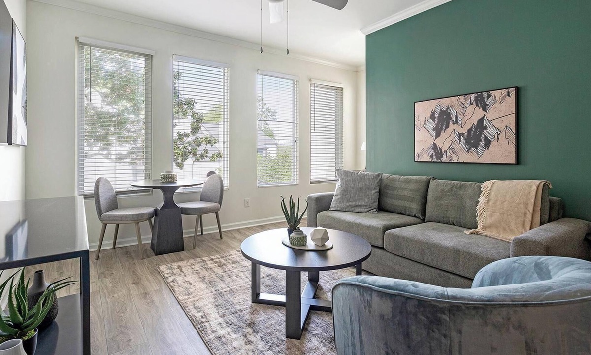 Green Hills Apartment | Landing | Stunning 1BD, Gym, Pool