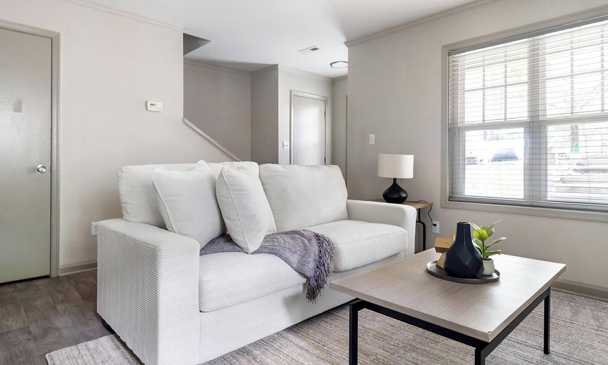 Crabtree Apartment | Landing | Stylish 2BD, Gym, Tennis Court