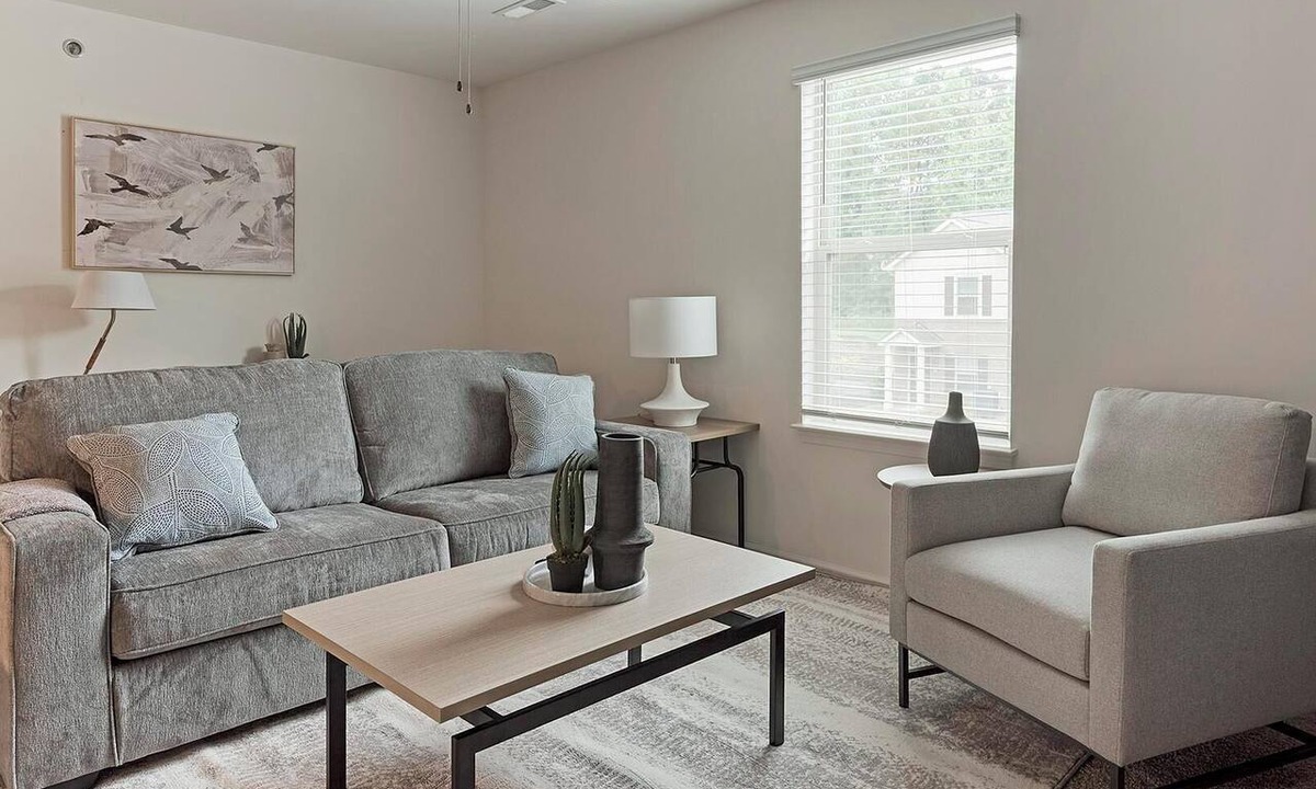 Lyman Apartment | Landing | Stylish 2BD, Pool, Gym