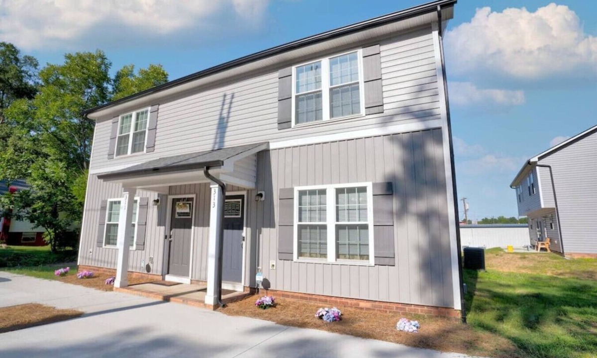 Kannapolis House | Large 3 bedroom | Downtown | Parking