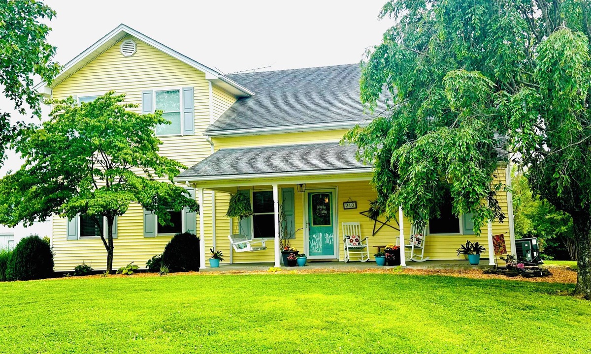Chaplin House | Large Bourbon Trail Vintage Farmhouse – Hot Tub, Gift shop, Golf Range & Animals