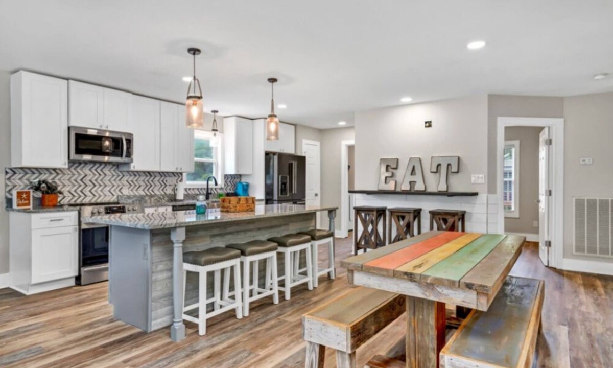 Tranquil Harbour House | Large newly renovated family home. Sleeps 15. Walking distance to everything.