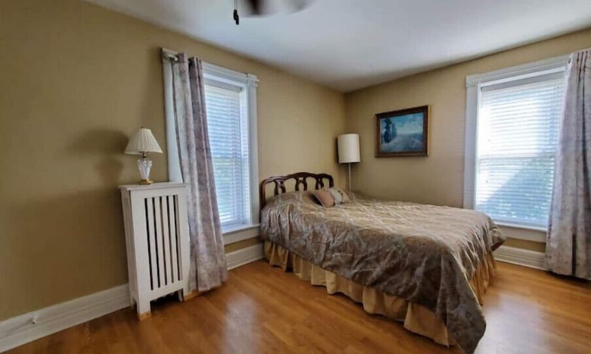 Plainfield Apartment | Large Suite 2 beds plus Murphy full, Victorian Farm Style, Downtown Plainfieldn