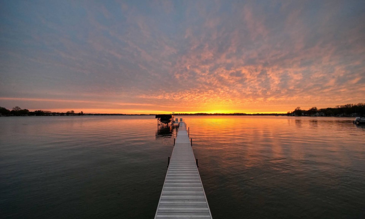 Manitou Beach-Devils Lake House | Large Lakefront Retreat – Sleeps 17+