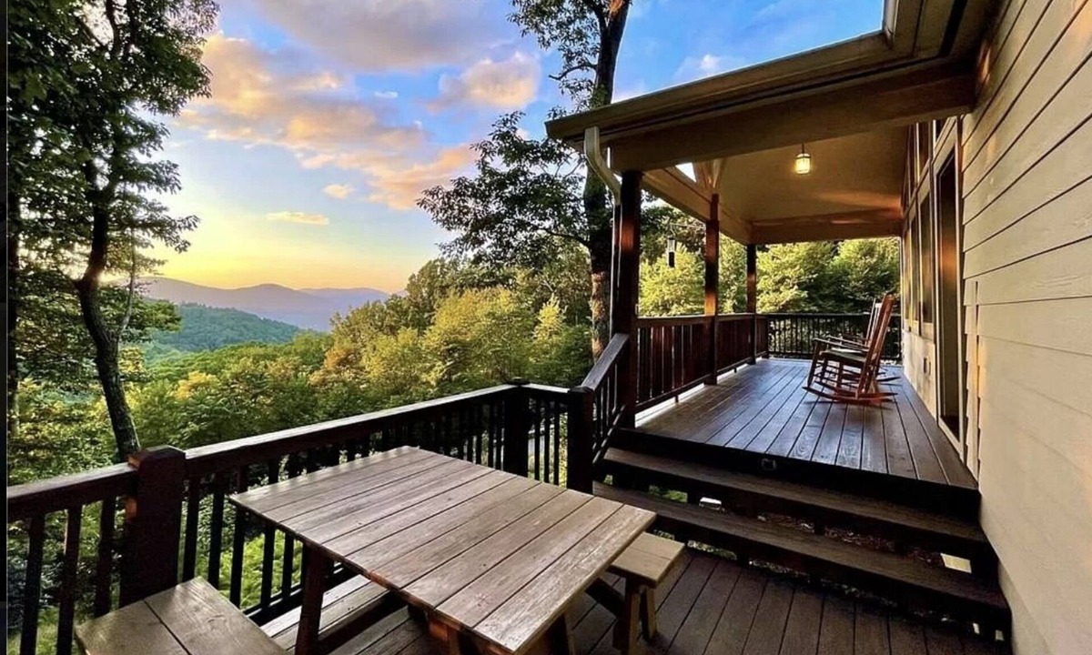 Boone Cottage | LAST MIN OPENINGS/BEAUTIFUL UPDATED CABIN/MTN VIEWS/HOT TUB/10 MIN BR AND BN