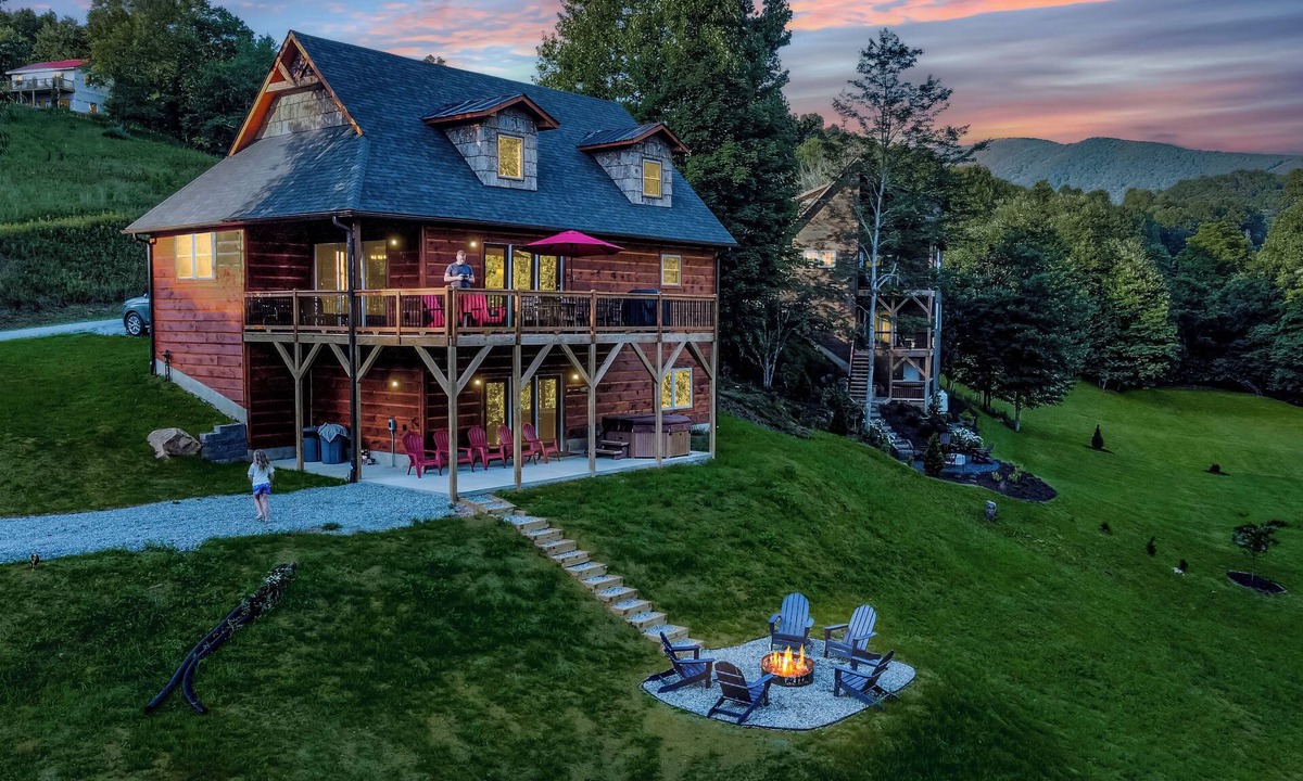 Vilas Cabin | Last Minute Deals! ~Fire Pit, Hot Tub, on Creek!