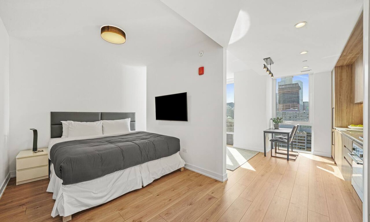 Downtown Chicago Hotel | Level studio suite with full kitchen and luxury bath