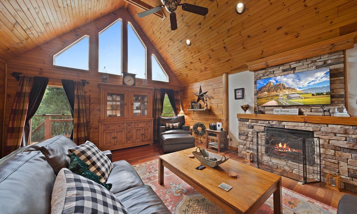 Sugar Mountain Cabin | Little Heaven-one level! hot tub, multi games, pets allowed, Sugar Mountain