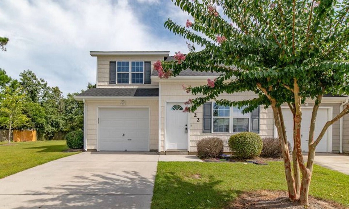 Hubert House | Live Simply - 3 BR, Pet Friendly, Garage, Gated Community near Camp Lejeune