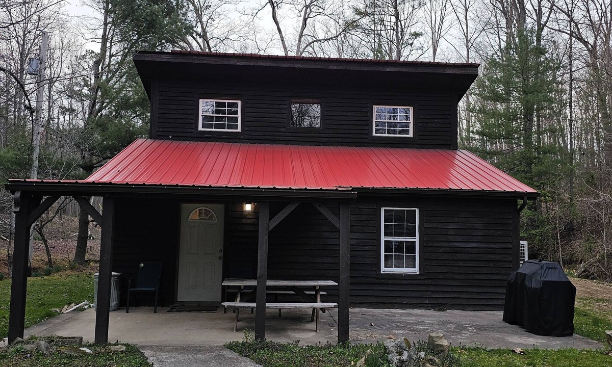 Corbin Cabin | located Just minutes from laurel river lake and holly bay marina.
