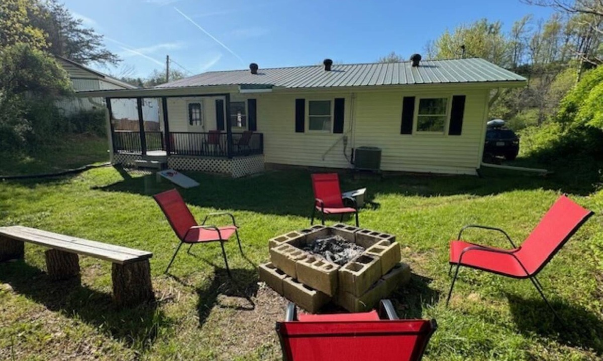 Campton Cottage | Located near Skybridge!