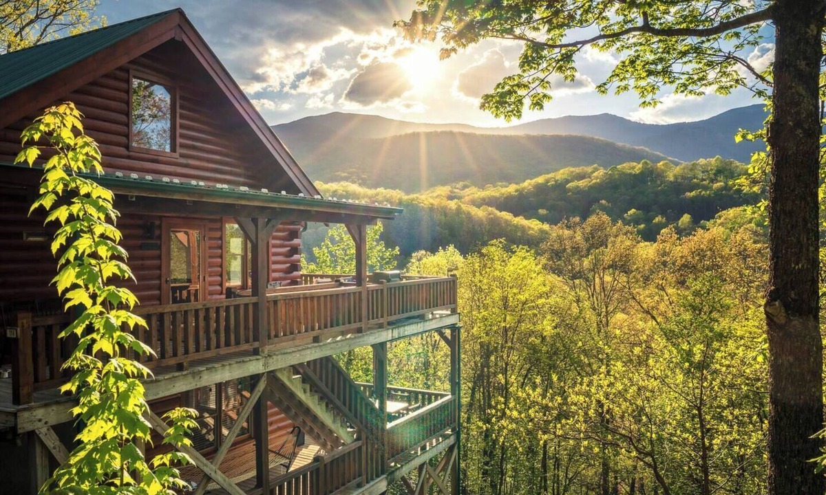 Burnsville Cabin | Log Cabin · 5BR · Sleeps 12 · Mt. Mitchell Views