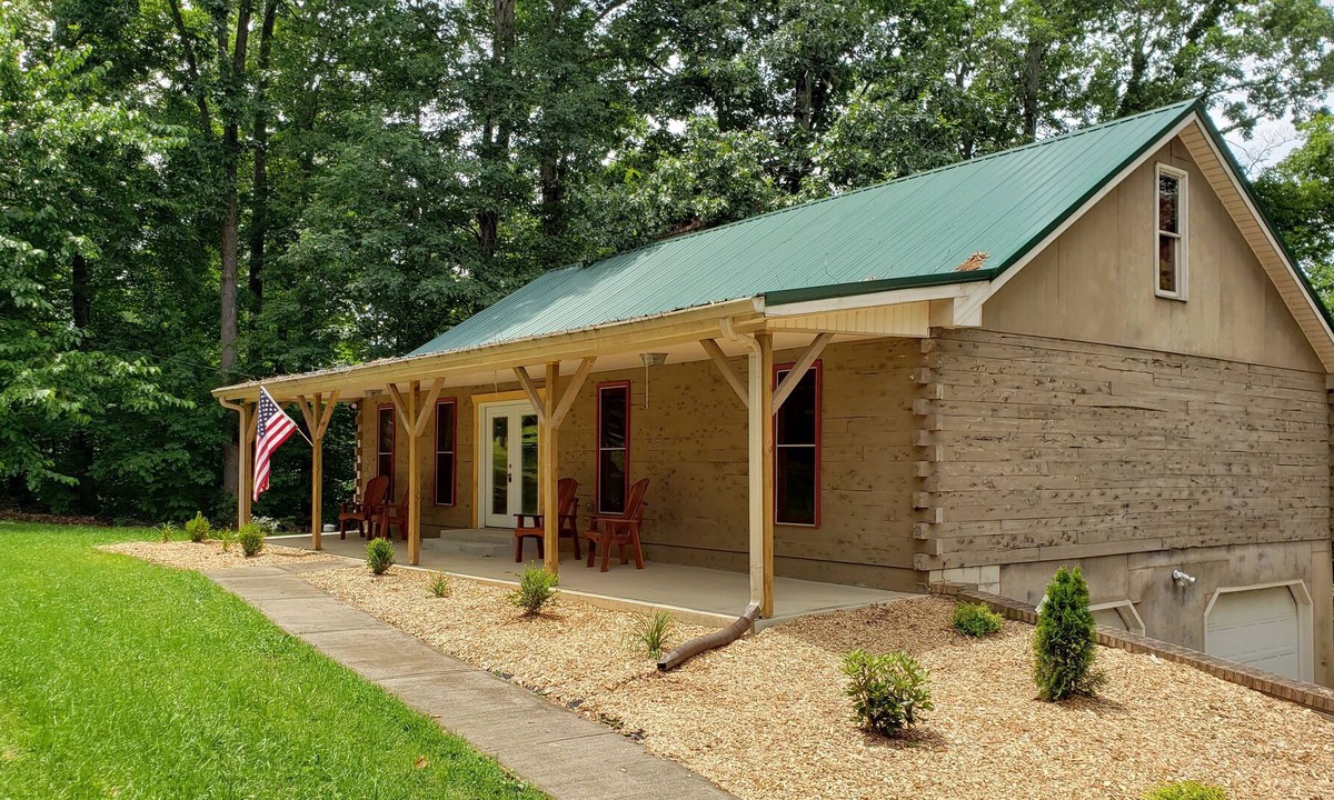 Nancy House | Log Home Newly Renovated 3 Bedroom, Sleeps 8, Near Lee’s Ford Marina