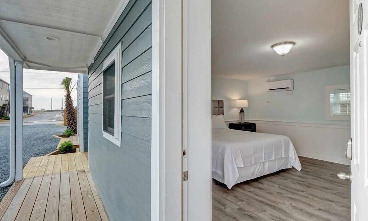 Surf City Hotel | Loggerhead Inn & Suites - King Room in hotel in Surf City, North Carolina
