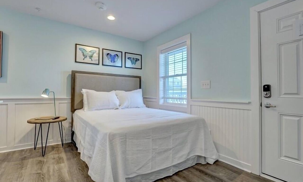 Surf City Hotel | Loggerhead Inn & Suites - Queen Room in hotel in Surf City, North Carolina