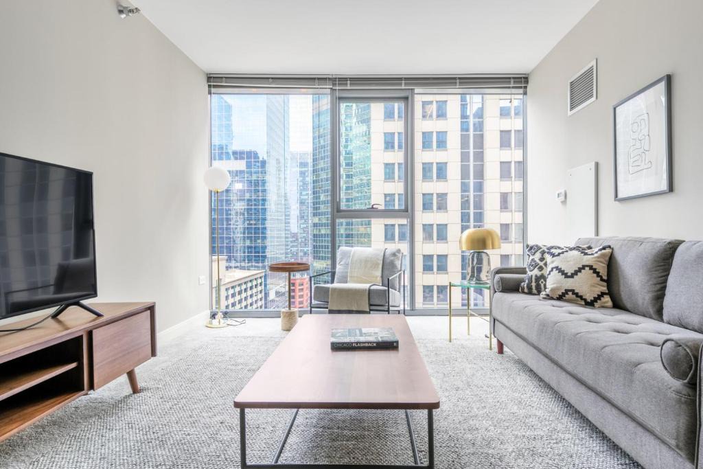 Downtown Chicago Apartment | Loop 1BR w Pool Gym nr Financial District CHI-261
