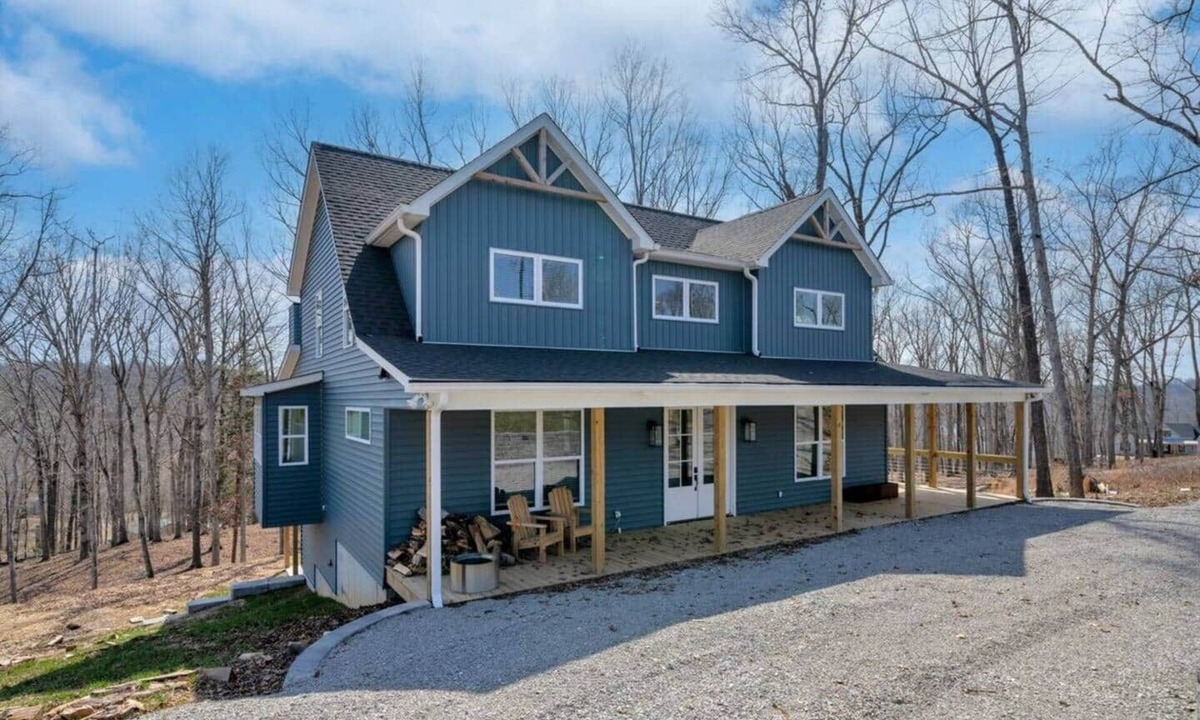 Clarkson House | Lot 3 Luxury Nolin Lake Private Retreat | Sleeps 12