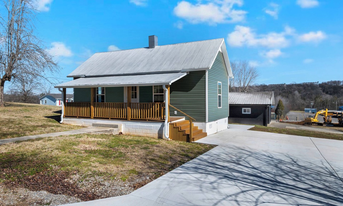 Lynchburg House | Lounges at Lynchburg Green House - within walking distance to Jack Daniels!
