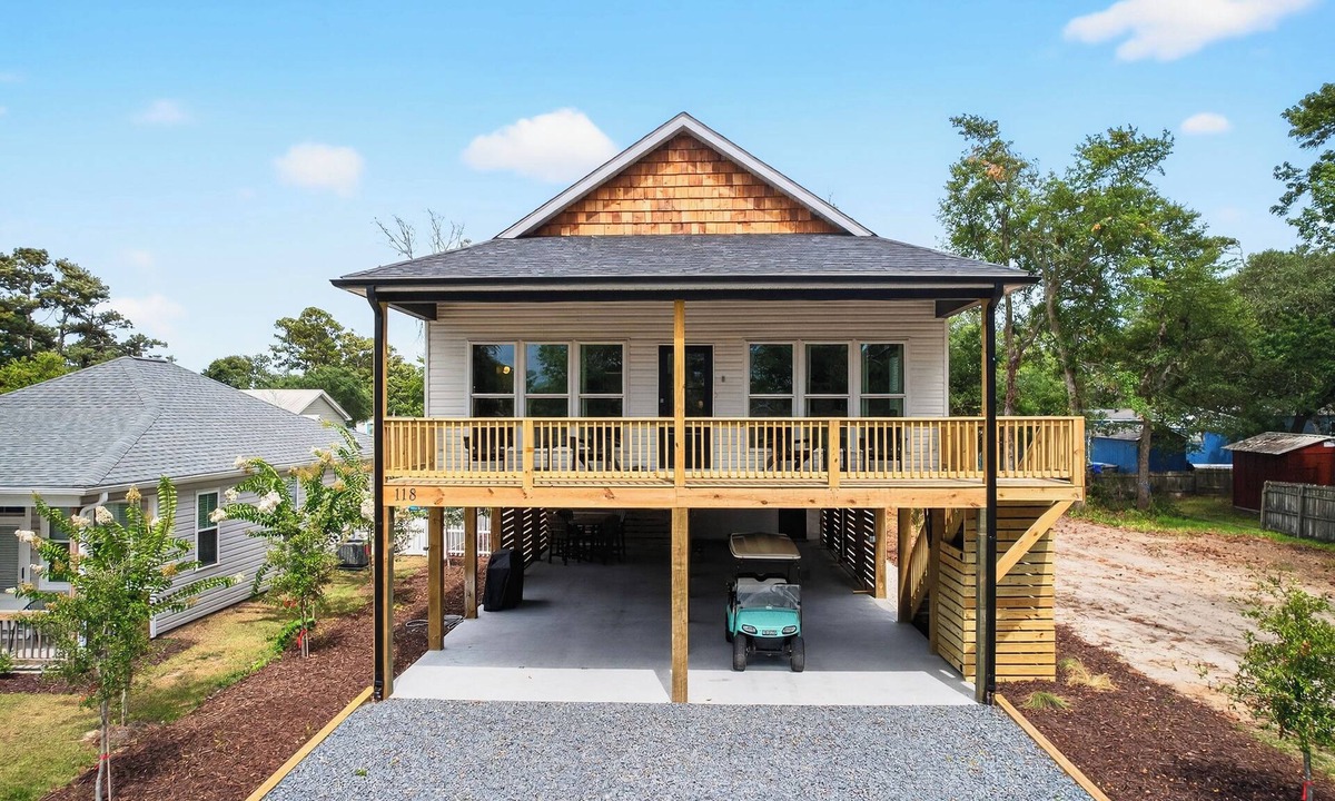 Tranquil Harbour House | Lux Oak Island Retreat | Walk to Beach | Private Suite + Fenced Yard!